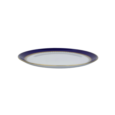 Een wit dinerbord met een brede donkerblauwe rand en een dunne gouden bies.