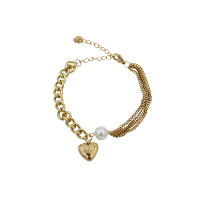 Een gouden schakelarmband met een enkele parel en een hartvormig bedeltje.