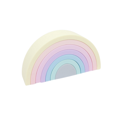 Een pastelkleurig, zevendelig houten stapelspeelgoed in regenboogkleuren, afgebeeld tegen een effen witte achtergrond.