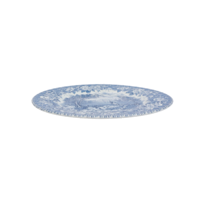 Een blauw-wit decoratief keramisch bord met een landelijk landschap, gepresenteerd op een klein zilveren voetstuk.