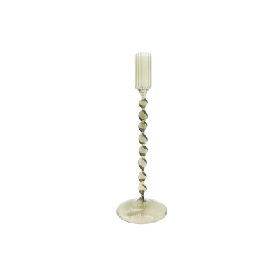 Een hoge, elegante kandelaar van helder glas met een decoratieve gedraaide steel en een ronde voet.