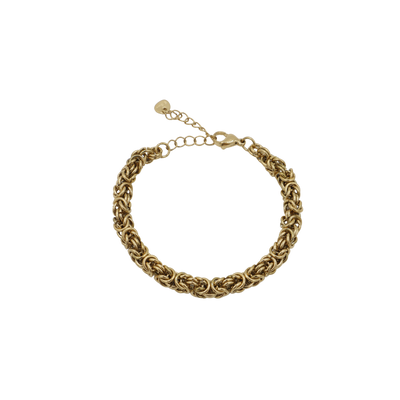 Een goudkleurige schakelarmband met een verstelbare sluiting en een klein hartje als bedeltje.