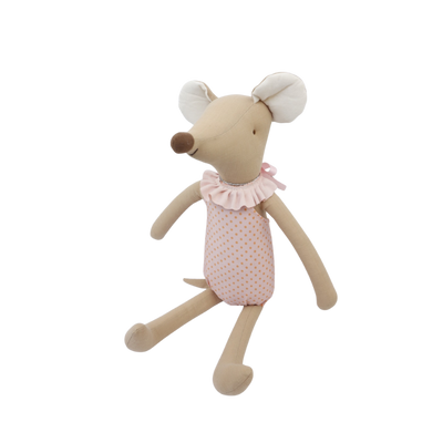 Een beige pluche muispop met een roze turnpakje met stippen, een gegolfde kraag en een klein strikje aan de zijkant.