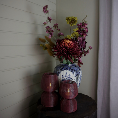 Blauw-witte vaas met luxe kunstbloemen in rood, roze en geel – stijlvolle woondecoratie