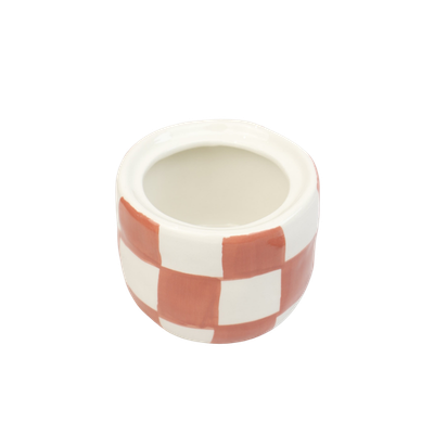 Een kleine, ronde keramische suikerpot met bijpassend deksel, voorzien van een terracotta en wit geblokt patroon.