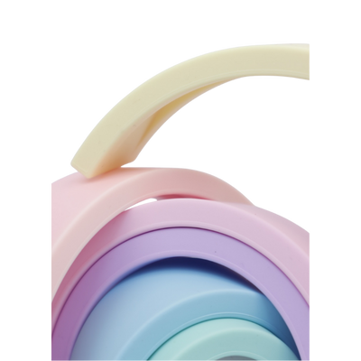 Een pastelkleurig, zevendelig houten stapelspeelgoed in regenboogkleuren, afgebeeld tegen een effen witte achtergrond.