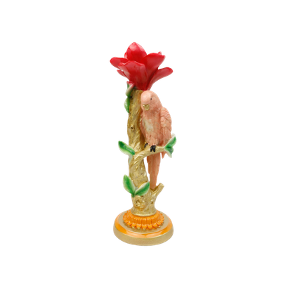 Een roze papegaai zit op een boomachtige tak met daarop een grote, rode bloem, die alles rust op een ronde, gouden voet.