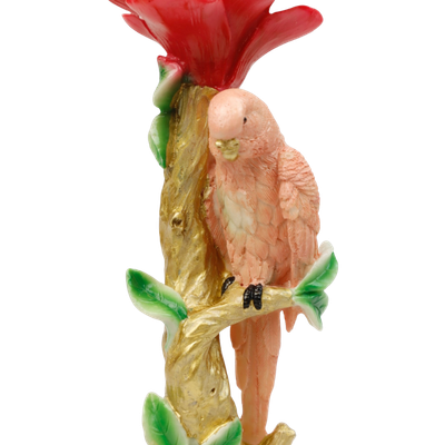Een roze papegaai zit op een boomachtige tak met daarop een grote, rode bloem, die alles rust op een ronde, gouden voet.