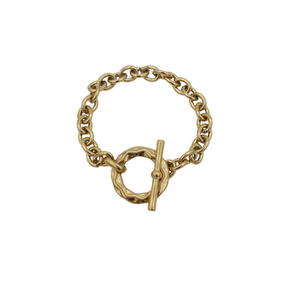 Een gouden schakelarmband met een knevelsluiting, voorzien van een bijpassende T-vormige sluiting.