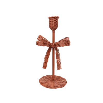 Een bruine, geweven rotan kaarsenhouder met een ronde voet, een centrale steel en een decoratieve strik.