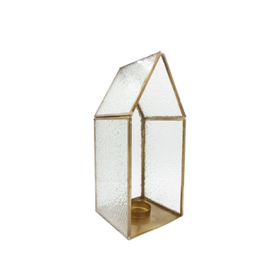Een klein, huisvormig glazen terrarium met een goudkleurig metalen frame en getextureerde, doorschijnende glazen panelen.
