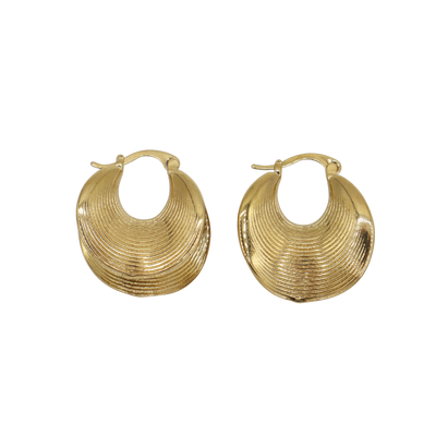 Een paar gouden oorringen met een gestructureerd, geribbeld ontwerp op een witte achtergrond.