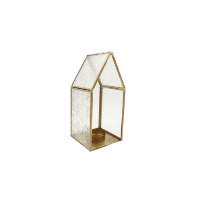 Een hoge, huisvormige lantaarn met een goudkleurig metalen frame en panelen van helder, gestructureerd glas.