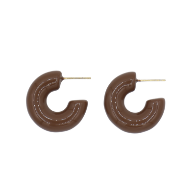 Een paar glanzende, chocoladebruine C-vormige oorringen met zilverkleurige oorstekers op een witte achtergrond.