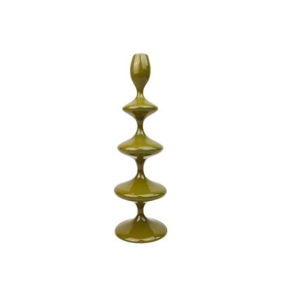 Een olijfgroene  kaarsenhouder met een glanzende afwerking en een herhalende, sculpturale, gelaagde vorm.