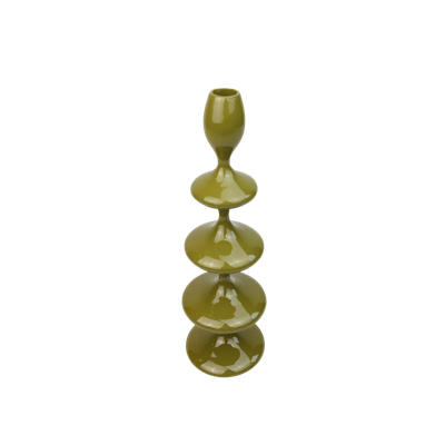 Een olijfgroene  kaarsenhouder met een glanzende afwerking en een herhalende, sculpturale, gelaagde vorm.