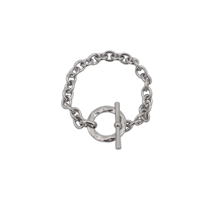 Een gouden schakelarmband met een knevelsluiting, voorzien van een bijpassende T-vormige sluiting.