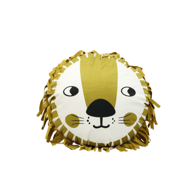 Een rond, decoratief kussen in de vorm van een leeuw met een wit gezicht, gouden accenten en een franjemanen.