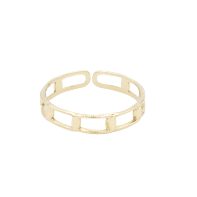 Een gouden, open ring met een herhalend rechthoekig schakelpatroon op een witte achtergrond.