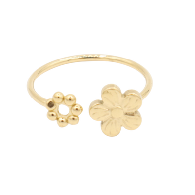 Een open gouden ring met een klein bloemetje van kraaltjes.