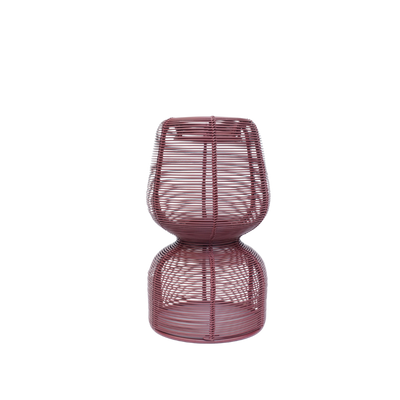 Een mauve, draadframe lantaarn met een afgeronde, zandlopervormige structuur tegen een witte achtergrond.