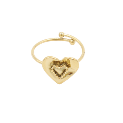 Een gouden ring met een hart, met kralen versierd hartje, gezet op een open, verstelbare band.