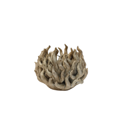 Een kleine, beige, vlamvormige kaarsenhouder met een gestructureerd, gebeeldhouwd oppervlak tegen een witte achtergrond.