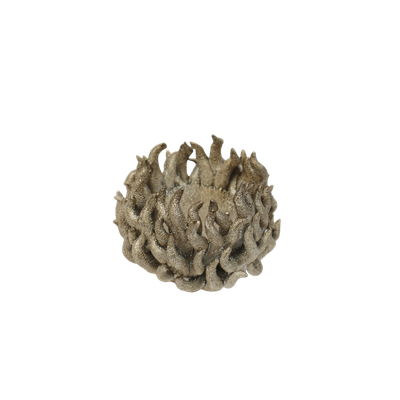Een kleine, beige, vlamvormige kaarsenhouder met een gestructureerd, gebeeldhouwd oppervlak tegen een witte achtergrond.