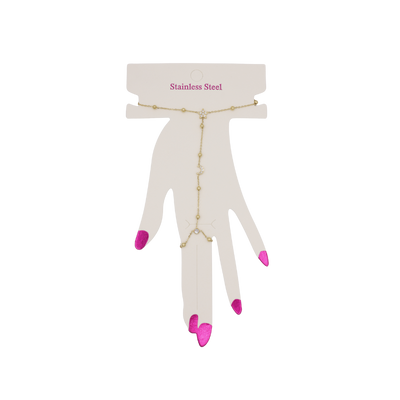 Een goudkleurige roestvrijstalen handketting.