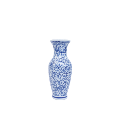 Een blauw-witte porseleinen vaas met een ingewikkeld bloemenpatroon op een witte achtergrond.