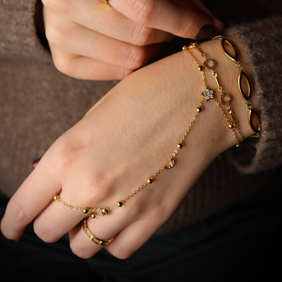 Een goudkleurige roestvrijstalen handketting.