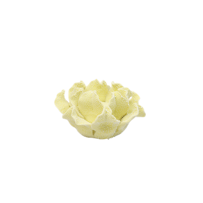 Een lichtgeel, gestructureerd kaarsenhouder in de vorm van een bloem.