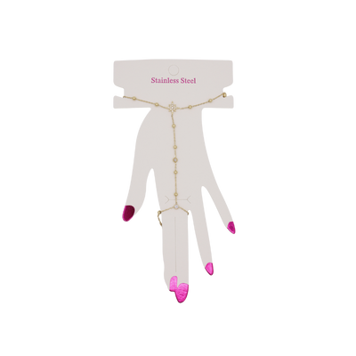Een goudkleurige armband met kleine ronde bedeltjes aan een uitgesneden hand met felroze gelakte nagels.