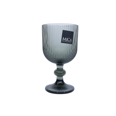 Een grijs, geribbeld glazen glas met een voet en een zwart merklabel aan de zijkant, afgebeeld tegen een witte achtergrond.