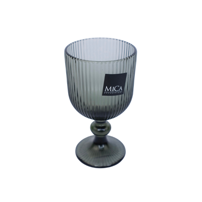 Een grijs, geribbeld glazen glas met een voet en een zwart merklabel aan de zijkant, afgebeeld tegen een witte achtergrond.