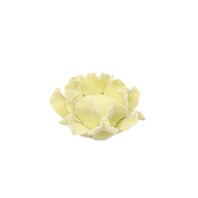 Een lichtgeel, gestructureerd kaarsenhouder in de vorm van een bloem.