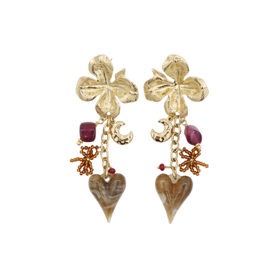 Gouden oorbellen met een bloemvormig oorstekertje, maanvormige hangertjes, roze kralen, gouden bedeltjes en hartjes.