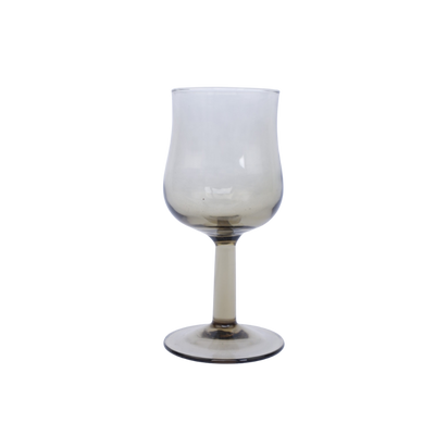 Een wijnglas op voet met een licht afgeronde kelk, waarin het glas een subtiele grijze tint heeft.