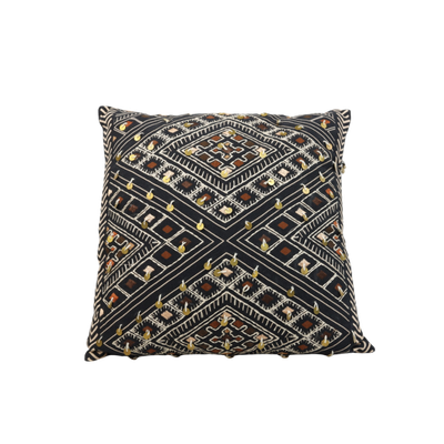 Een vierkant, zwart sierkussen met een ingewikkeld wit en bruin geometrisch ruitpatroon met gouden accenten.