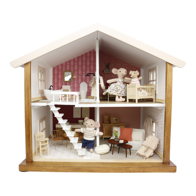 Een houten poppenhuis met twee verdiepingen en muisjes, ingericht met een badkuip, kinderkamer, woonkamer en een witte trap.