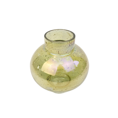 Een bolvormige, lichtgroene, gespikkelde glazen vaas met een iriserende afwerking en een kleine, smalle hals en voet.