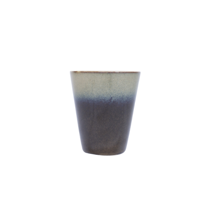 Taps toelopend kopje met een tweekleurig glazuur, met een crèmekleurige binnenkant en een donkerblauwgrijze buitenkant.