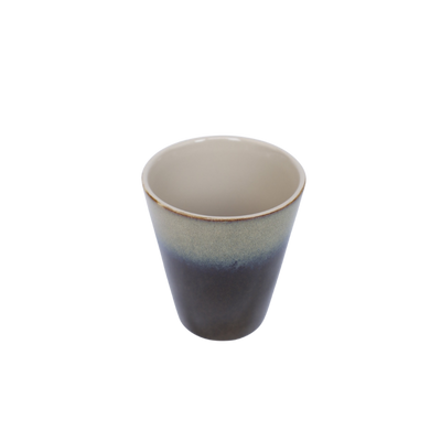 Taps toelopend kopje met een tweekleurig glazuur, met een crèmekleurige binnenkant en een donkerblauwgrijze buitenkant.