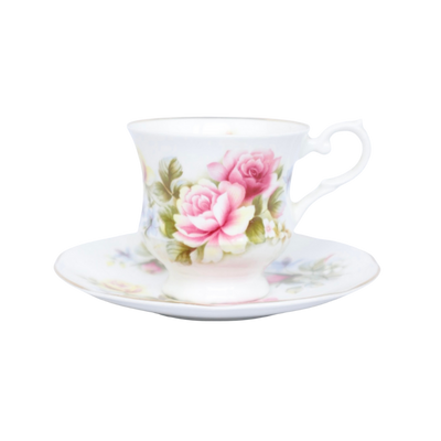 Een wit porseleinen theekopje met schoteltje, versierd met delicate roze rozenbloesems en groene blaadjes.