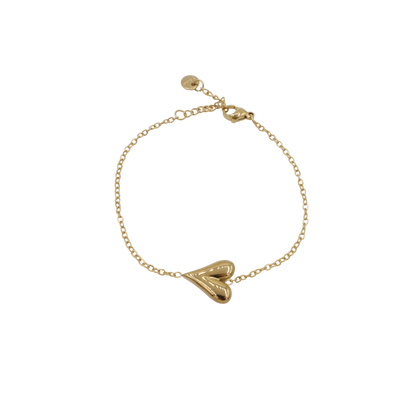 Een zilverkleurige schakelarmband met een enkel, glad, hartvormig bedeltje op een witte achtergrond.