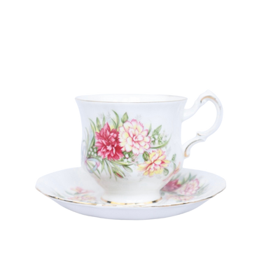 Een wit porseleinen theekopje met bijpassend schoteltje, versierd met roze, gele en rode bloemen op een witte achtergrond.