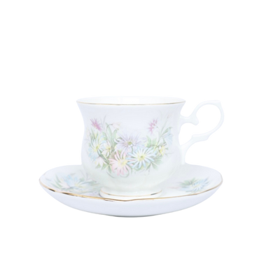 Porseleinen theekopje met schoteltje, versierd met delicate pastelkleurige bloemen en afgewerkt met goudkleurige randjes.