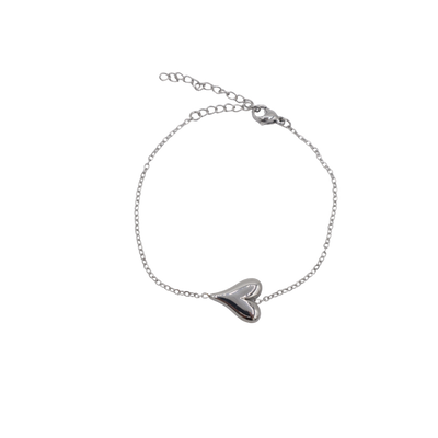 Een zilverkleurige schakelarmband met een enkel, glad, hartvormig bedeltje op een witte achtergrond.