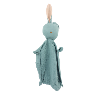 Een turquoise mousseline knuffeldekentje voor baby's met een pluche konijnenkop en een lang, lichtroze gevoerd oor.