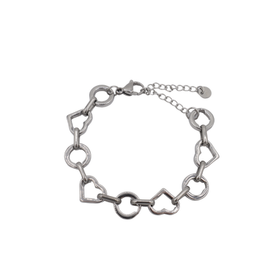 Zilverkleurige schakelarmband met ronde schakels en open hartvormige bedeltjes, voorzien van een verstelbare verlengketting.
